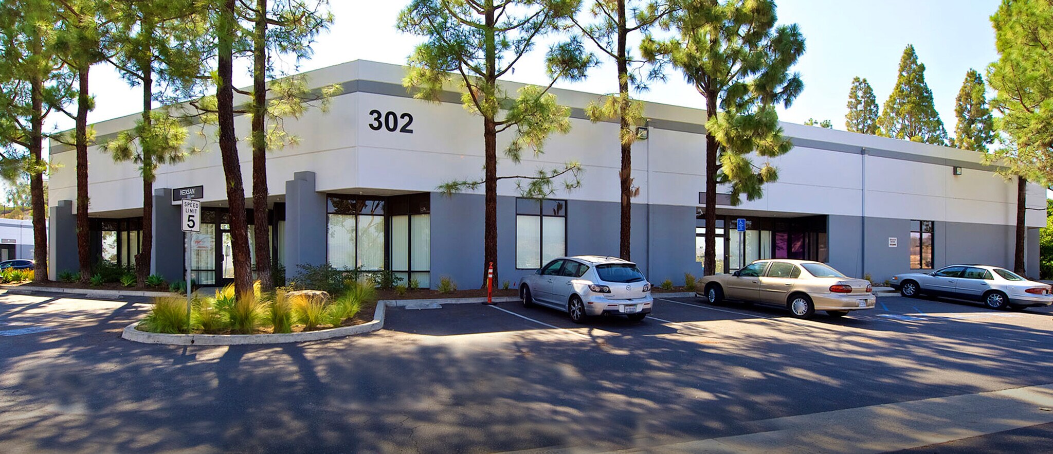 302 Enterprise St, Escondido, CA à louer Photo de l’immeuble– Image 1 sur 4