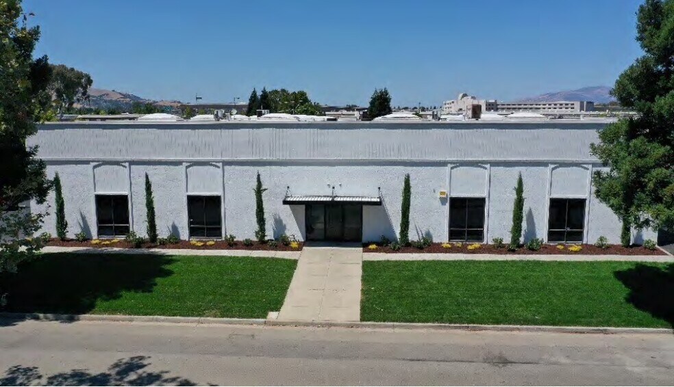 7034 Commerce Cir, Pleasanton, CA à louer - Photo de l’immeuble – Image 2 sur 6