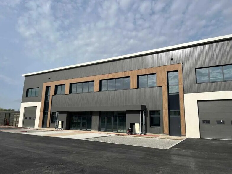 48 Rue Du Lyonnais, Saint-Priest à louer - Photo de l’immeuble – Image 2 sur 20