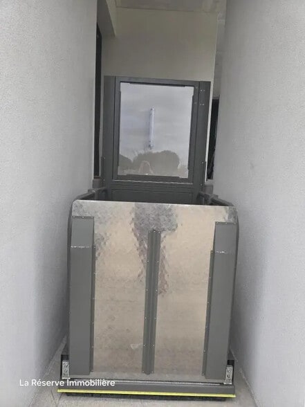 Bureau dans Aigues-Mortes à louer - Photo de l’immeuble – Image 2 sur 3