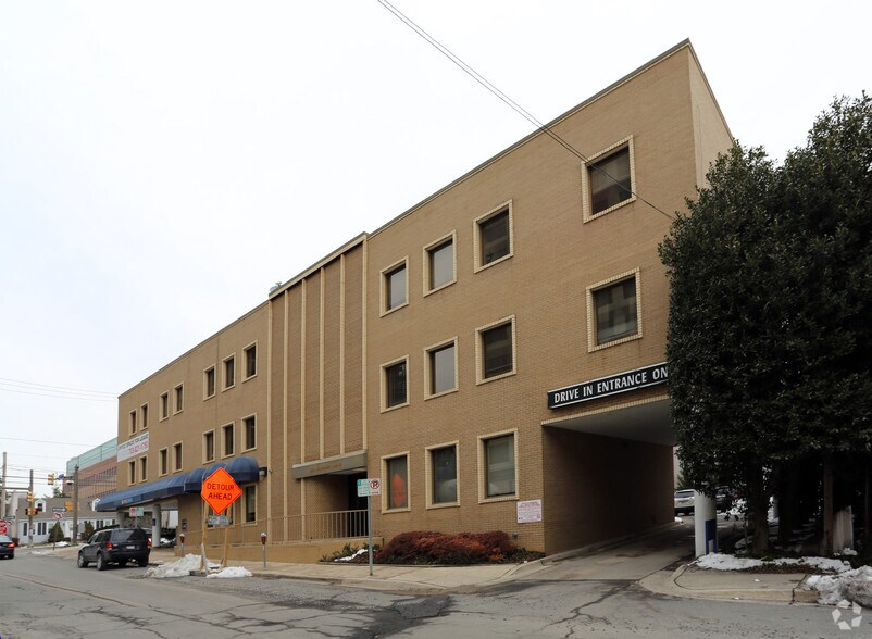 4424 Montgomery Ave, Bethesda, MD à louer - Photo de l’immeuble – Image 1 sur 3