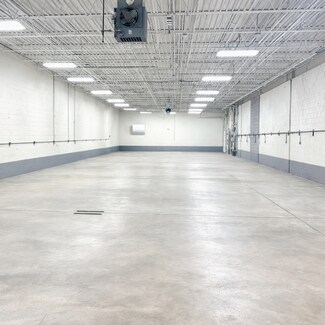 Plus de détails pour 2420 E Oakton St, Mount Prospect, IL - Local d'activités, Industriel/Logistique à louer