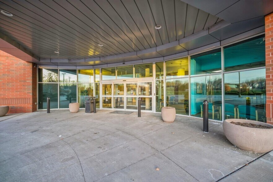 701 White Pond Dr, Akron, OH à louer - Photo de l’immeuble – Image 2 sur 9