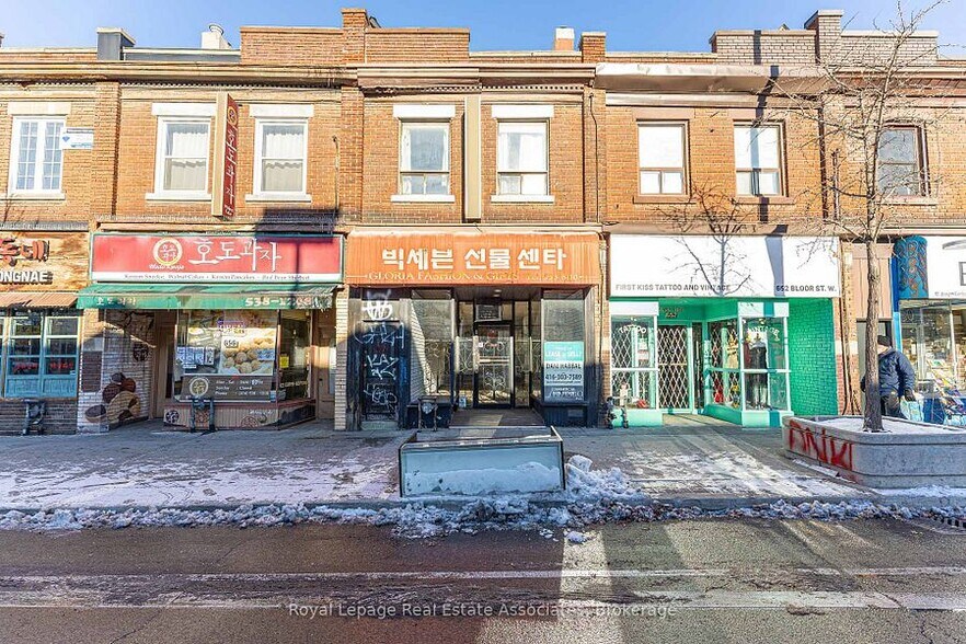 654 Bloor St W, Toronto, ON à louer - Photo principale – Image 1 sur 9