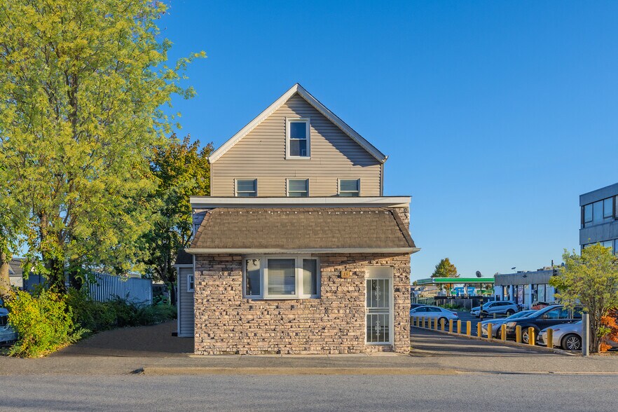 15 E Carl St, Hicksville, NY à vendre - Photo de l’immeuble – Image 2 sur 7