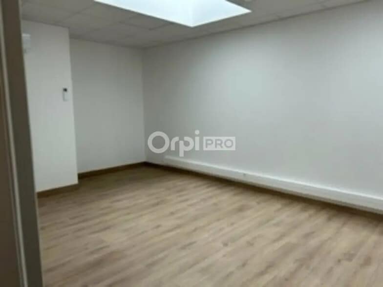 Bureau dans Civrieux à louer - Photo de l’immeuble – Image 1 sur 4