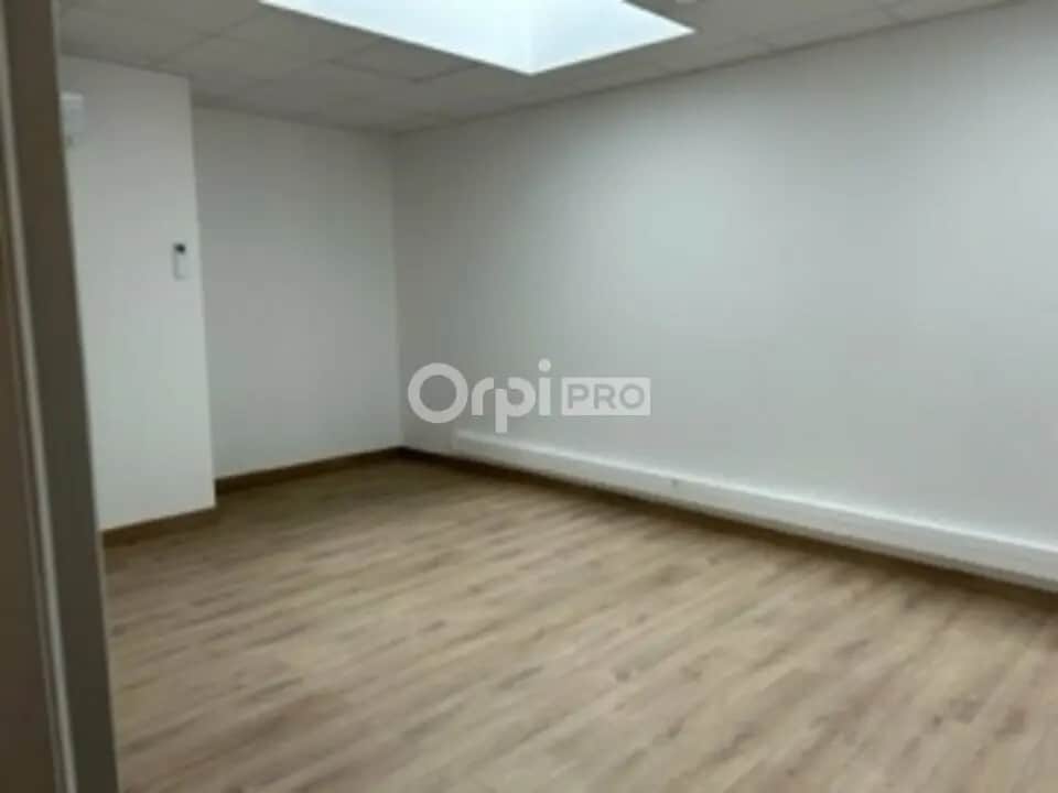 Bureau dans Civrieux à louer Photo de l’immeuble– Image 1 sur 5