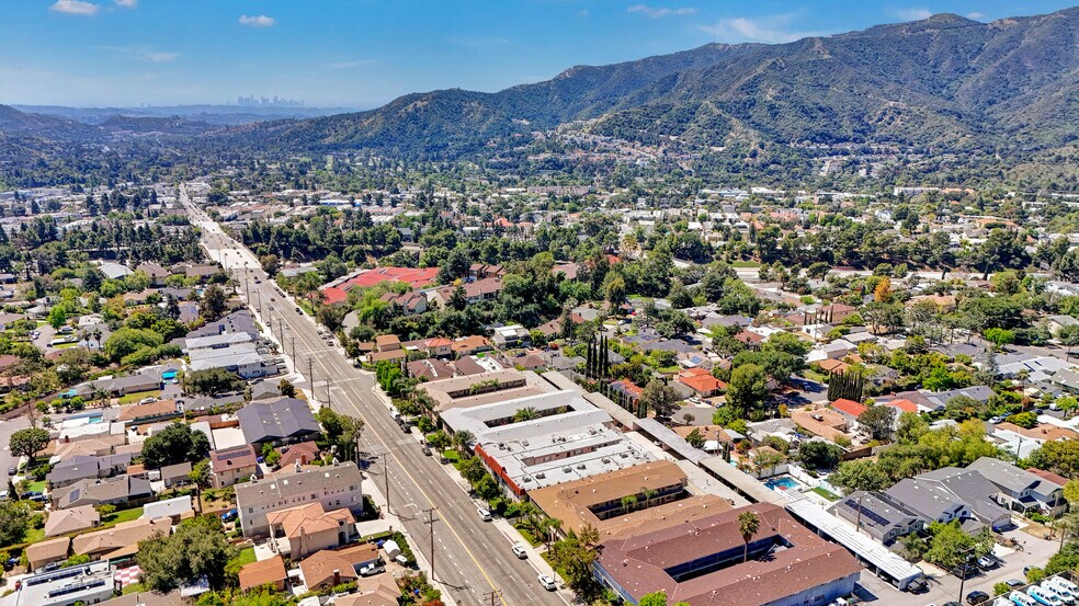 4439 Ocean View Blvd, Montrose, CA à vendre - Photo de l’immeuble – Image 2 sur 22