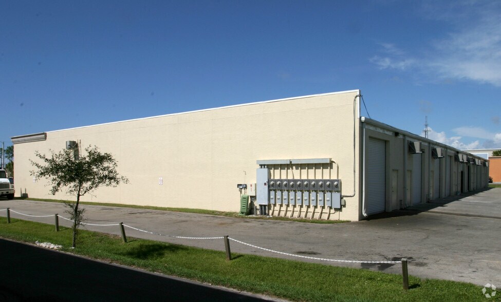 1076 Business Ln, Naples, FL à vendre - Photo de l’immeuble – Image 2 sur 44