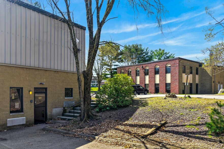 70 Hawes Way, Stoughton, MA à louer - Photo de l’immeuble – Image 2 sur 8