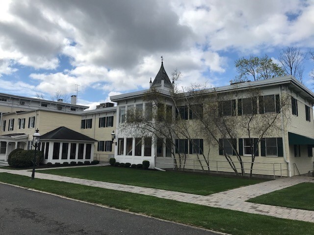 63 W Main St, Freehold, NJ à louer - Photo de l’immeuble – Image 1 sur 5