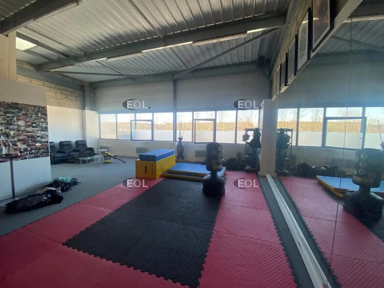 Local d’activités dans Bussy-Saint-Martin à louer - Photo principale – Image 1 sur 5