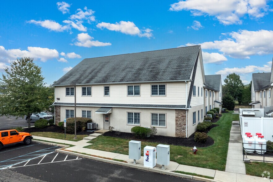 780 Newtown Yardley Rd, Newtown, PA à vendre - Photo de l’immeuble – Image 3 sur 7