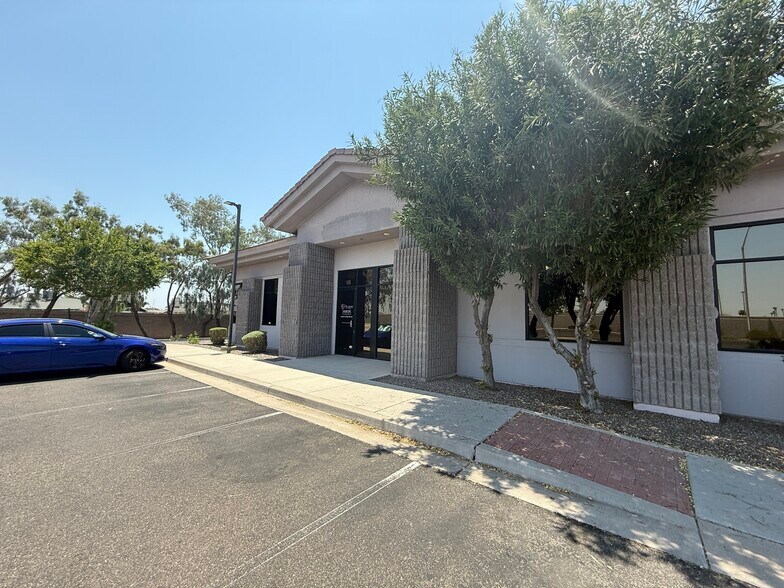 2163 E Baseline Rd, Tempe, AZ à vendre - Photo de l’immeuble – Image 1 sur 7