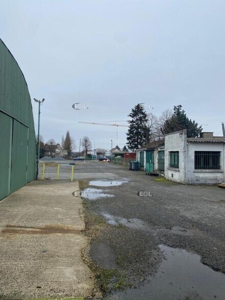 Local d’activités dans Santeny à louer - Photo de l’immeuble – Image 3 sur 6