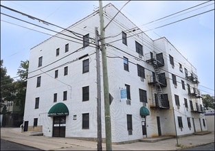 690 Castleton Ave, Staten Island, NY à louer Photo de l’immeuble– Image 2 sur 7