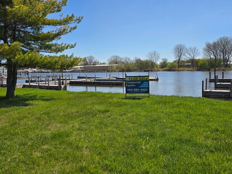 1251 Evergreen Dr, Bay City, MI à vendre - Photo de l’immeuble – Image 3 sur 15