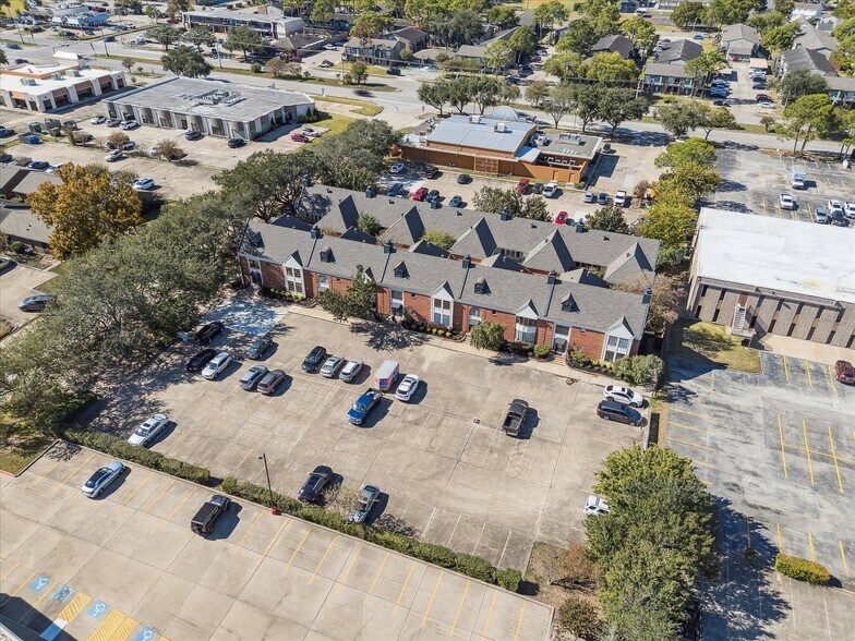 16815 Royal Crest Dr, Houston, TX à louer - Photo de l’immeuble – Image 2 sur 15