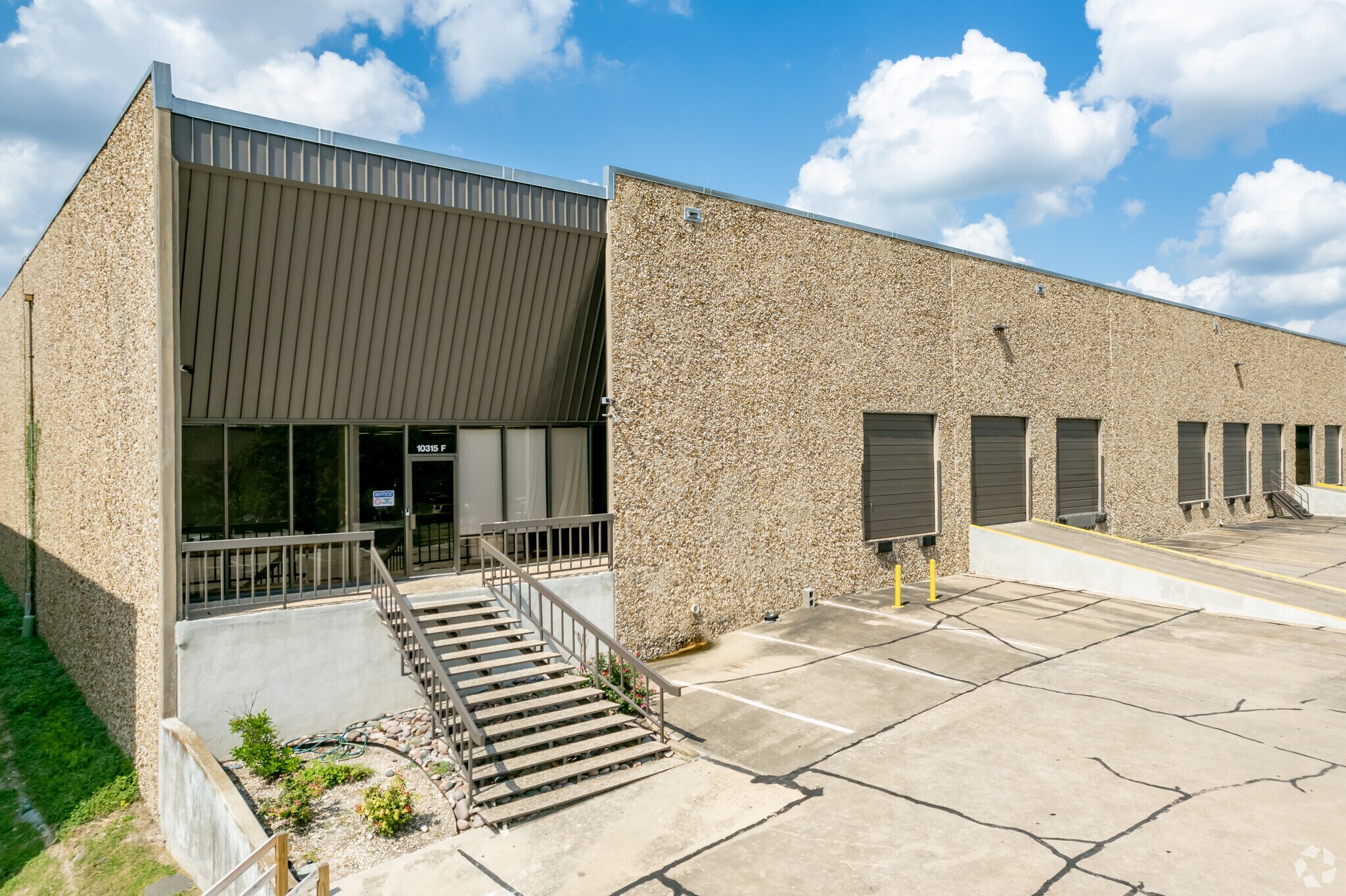 10315 Metropolitan Dr, Austin, TX à louer Photo de l’immeuble– Image 1 sur 6