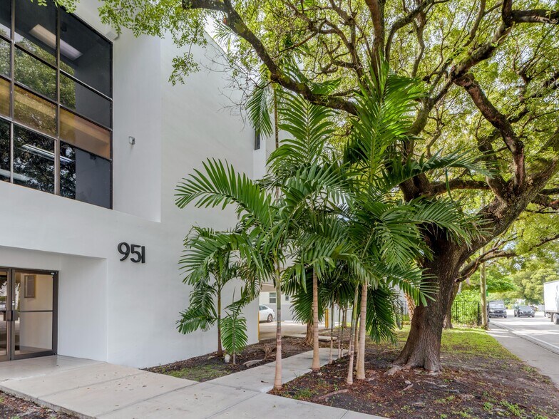951 S Le Jeune Rd, Coral Gables, FL à vendre - Photo de l’immeuble – Image 2 sur 23
