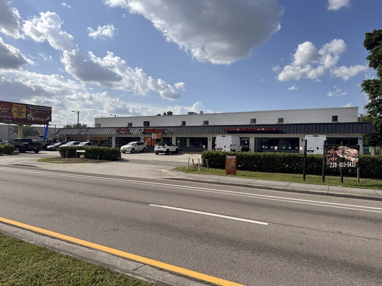 560 NE Pine Island Rd, North Fort Myers, FL à louer - Photo de l’immeuble – Image 1 sur 7