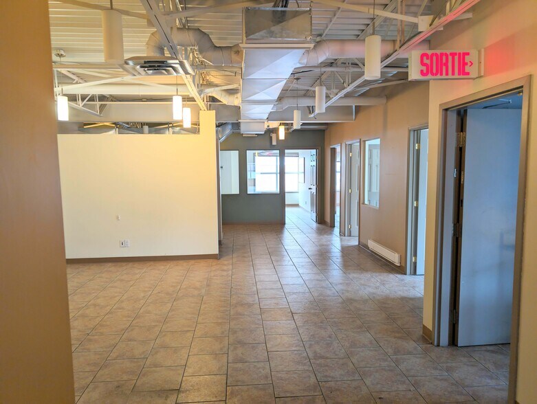 1440 Boul Jules-Poitras, Montréal, QC à louer - Photo de l’immeuble – Image 3 sur 5