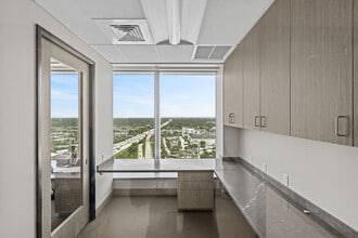 8950 SW 74th Ct, Miami, FL à louer Photo intérieure– Image 2 sur 29