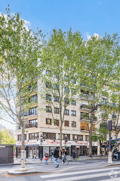 96 Boulevard Barbès, Paris à louer - Photo de l’immeuble – Image 3 sur 4