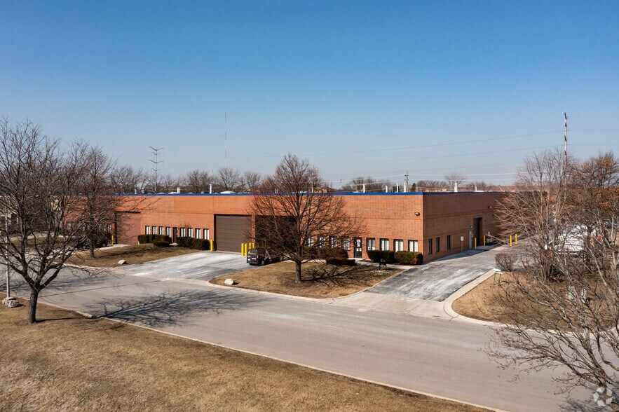 490 Windy Point Dr, Glendale Heights, IL à louer - Photo de l’immeuble – Image 2 sur 5