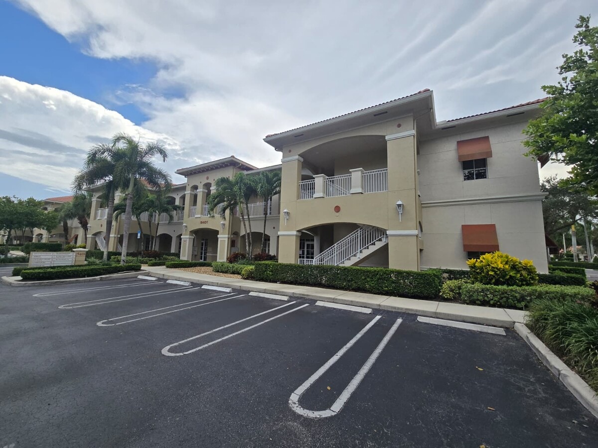 5401 N University Dr, Coral Springs, FL 33067 - Lot 203 -  - Photo intérieure - Image 1 of 18