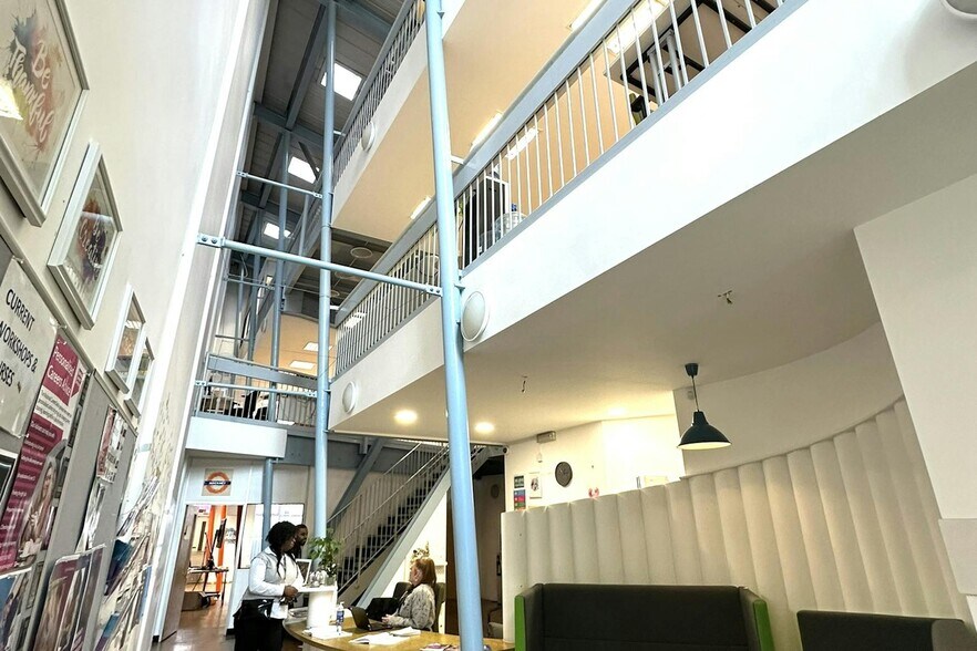 18-20 London Ln, Londres à louer - Hall d’entrée – Image 2 sur 2