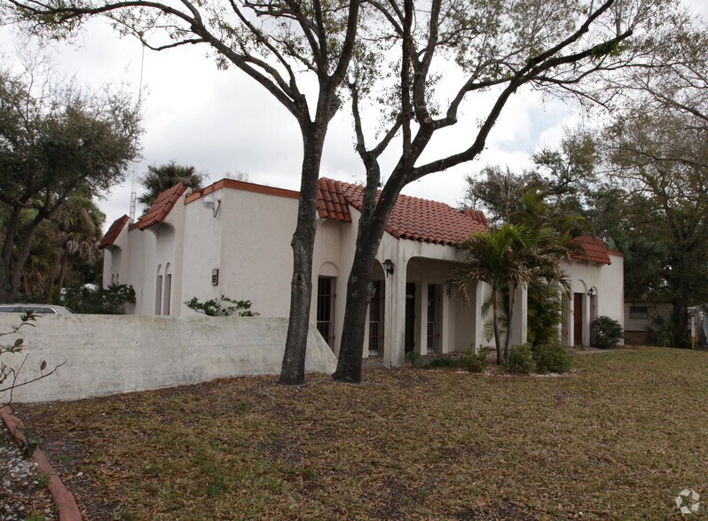 68 Pondella Rd, North Fort Myers, FL à vendre - Photo de l’immeuble – Image 2 sur 3