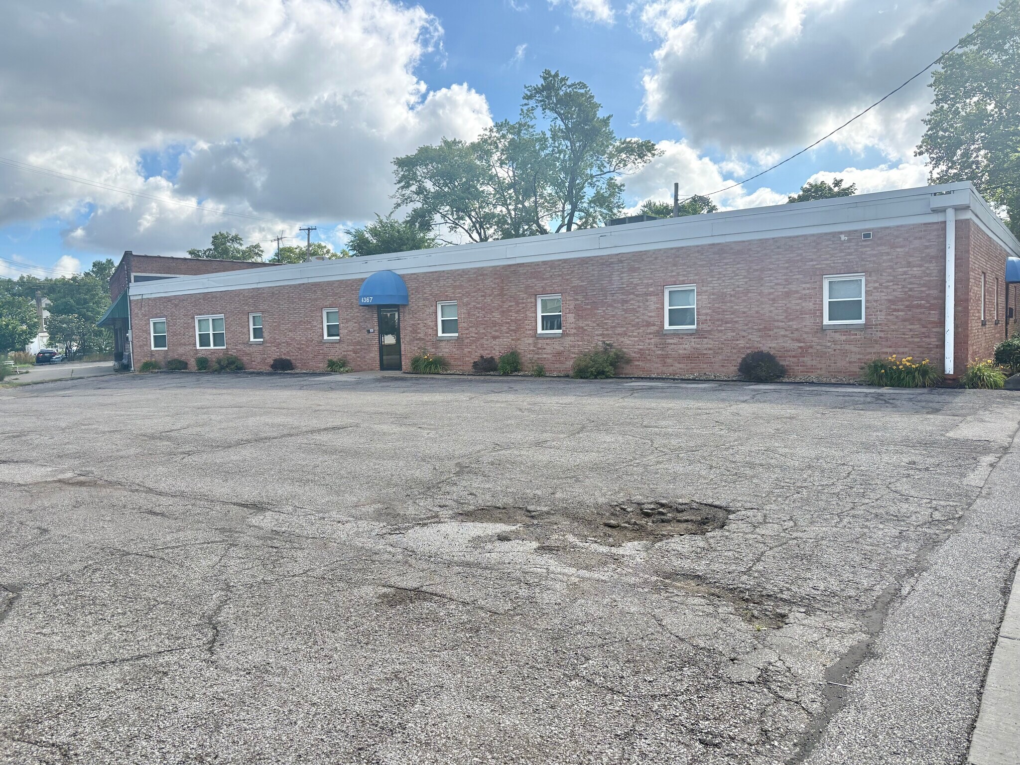 4367 Rocky River Dr, Cleveland, OH à vendre Photo de l’immeuble– Image 1 sur 33