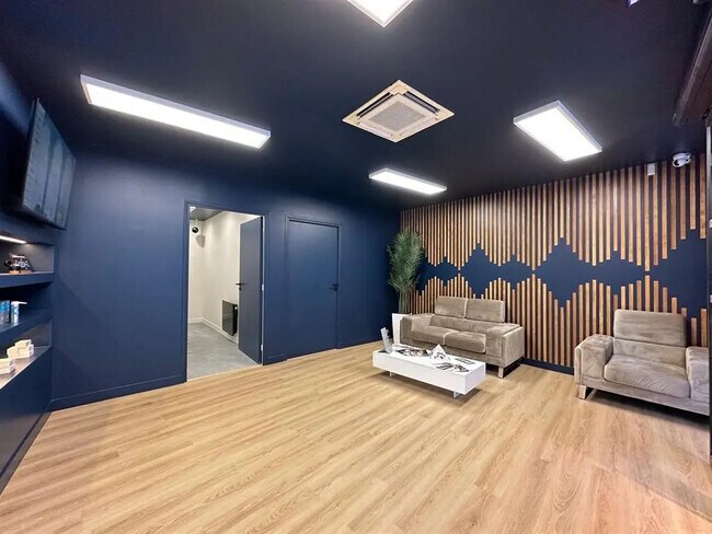 Plus de détails pour Local commercial à louer