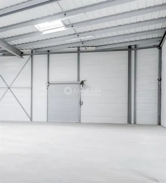 Local d'activités dans Marguerittes à vendre - Photo de l’immeuble – Image 3 sur 7