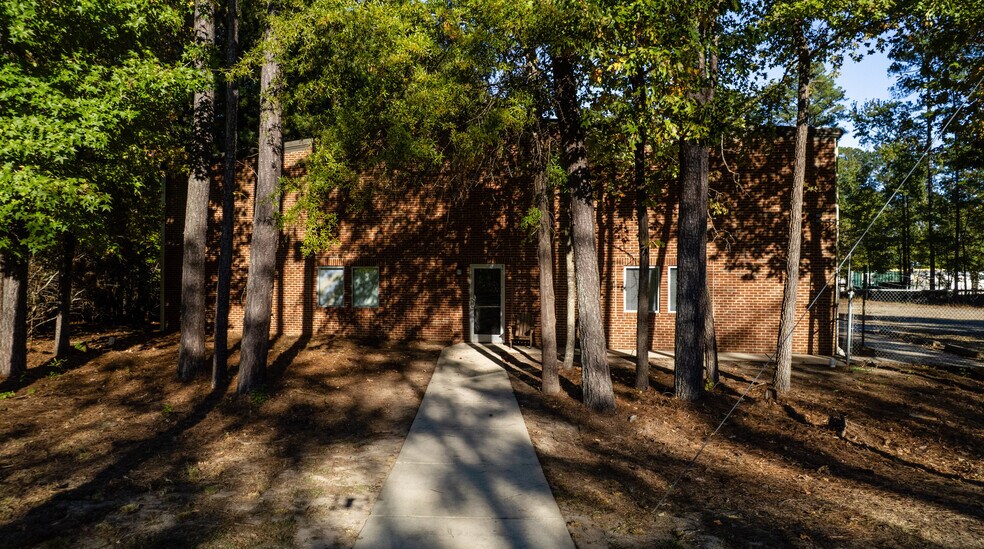 2420 Kiss Dr, Durham, NC à louer - Photo de l’immeuble – Image 3 sur 12