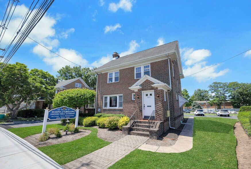 225 Liberty St, Little Ferry, NJ à vendre - Photo de l’immeuble – Image 2 sur 42