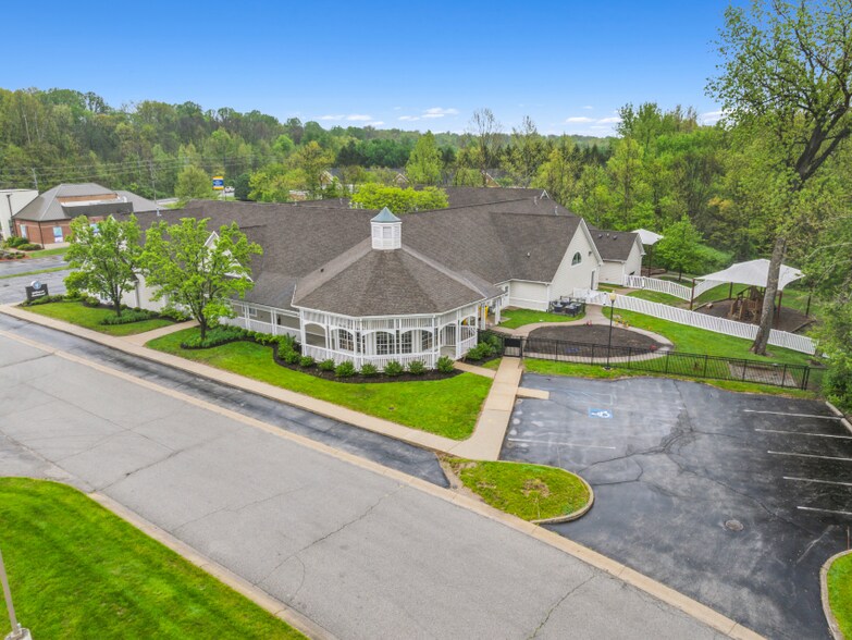 9910 Geist Crossing Dr, Indianapolis, IN à vendre - Photo de l’immeuble – Image 3 sur 4