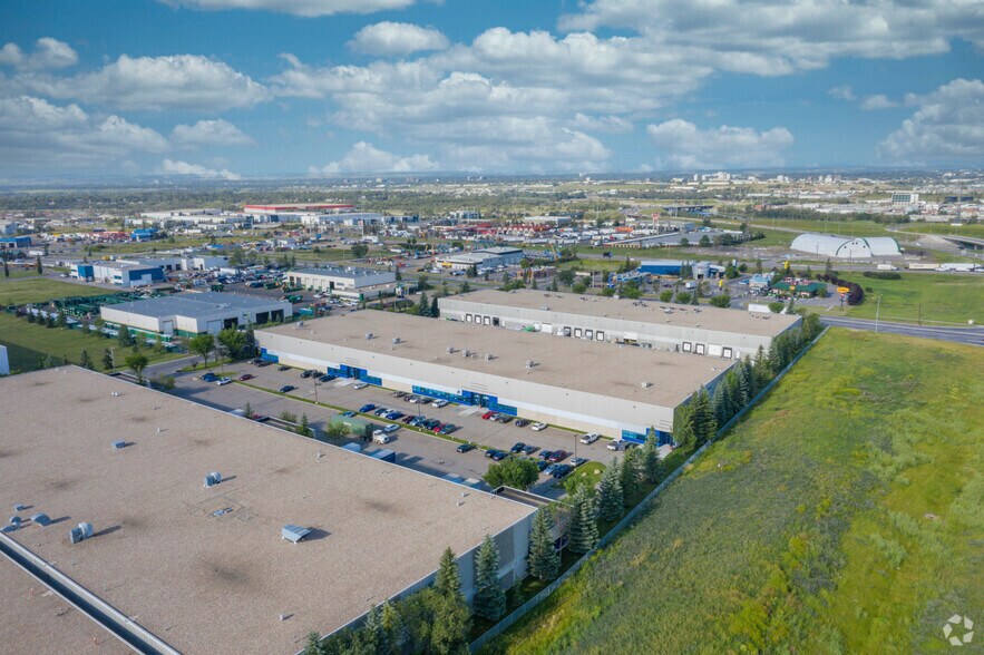 2634 45th Ave SE, Calgary, AB à louer - Aérien – Image 2 sur 6