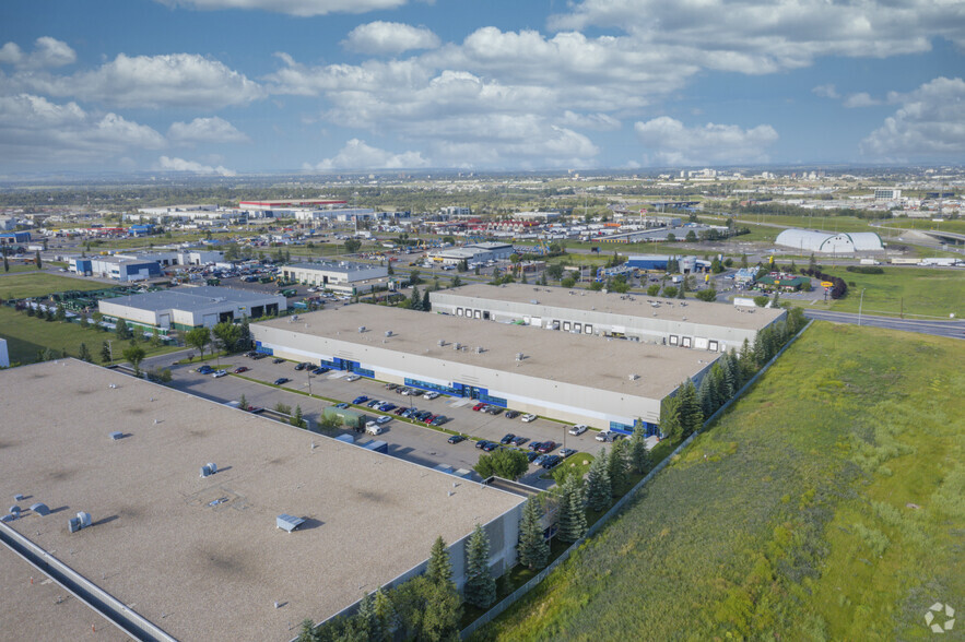 2634 45th Ave SE, Calgary, AB à louer - Aérien – Image 2 sur 6