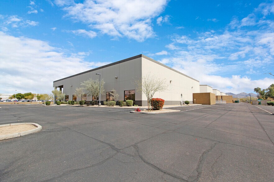 7499 E Paradise Ln, Scottsdale, AZ à vendre - Photo de l’immeuble – Image 2 sur 18