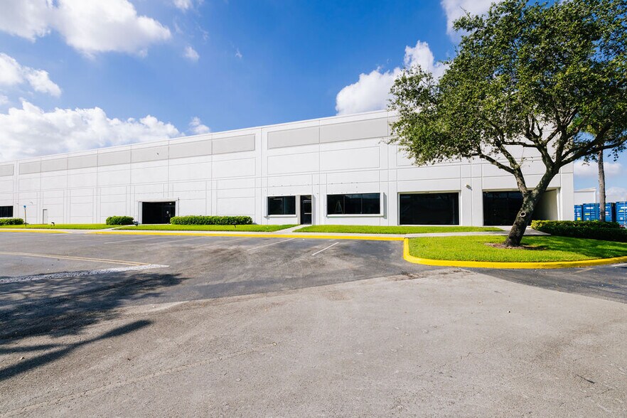 7800-7890 NW 80th St, Miami, FL à louer - Photo de l’immeuble – Image 3 sur 7