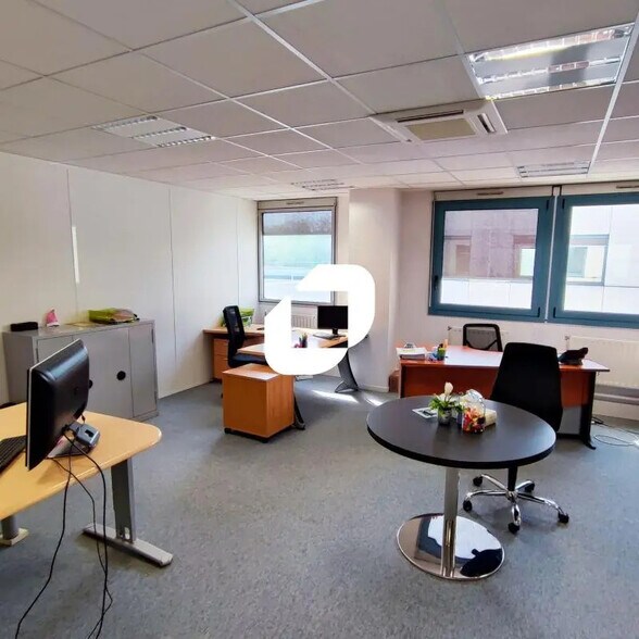 Bureau dans Fontenay-sous-Bois à louer - Photo de l’immeuble – Image 2 sur 9