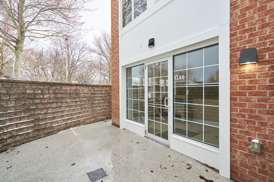 799 White Pond Dr, Akron, OH à louer - Photo de l’immeuble – Image 2 sur 9