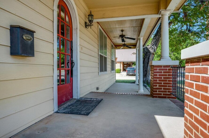 1117 N Elm St, Denton, TX à louer - Photo de l’immeuble – Image 3 sur 25