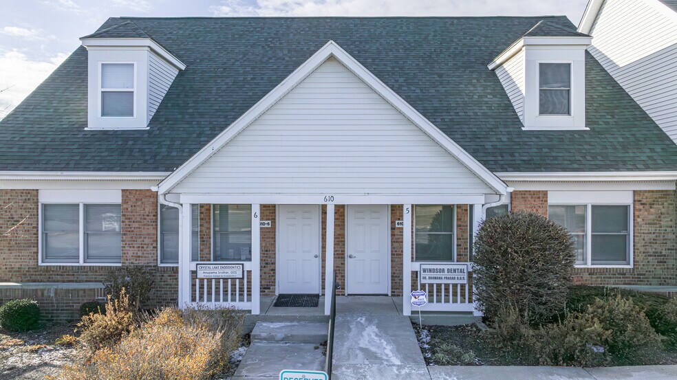 610 Crystal Point Dr, Crystal Lake, IL à louer - Photo de l’immeuble – Image 1 sur 20