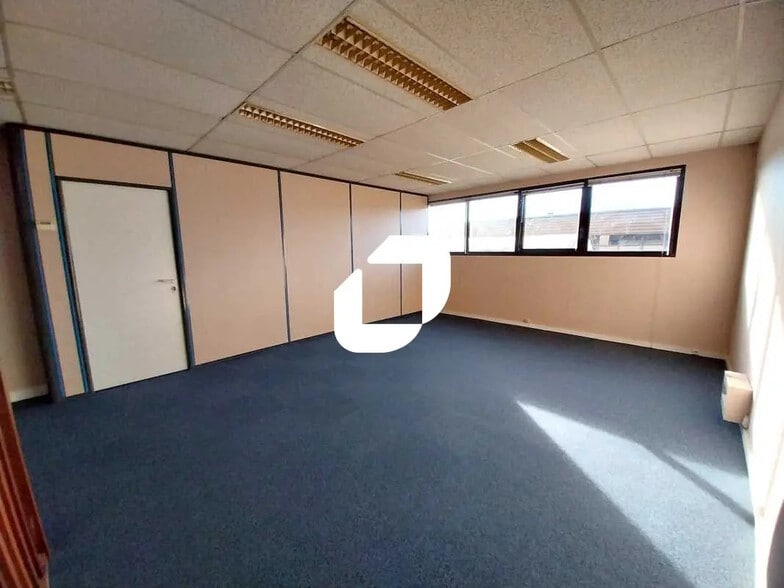 Bureau dans Voisins-le-Bretonneux à louer - Photo intérieure – Image 2 sur 11