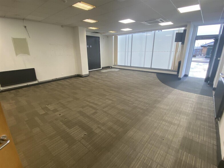 11-13 The Broadway, Loughton à louer - Photo de l’immeuble – Image 3 sur 7