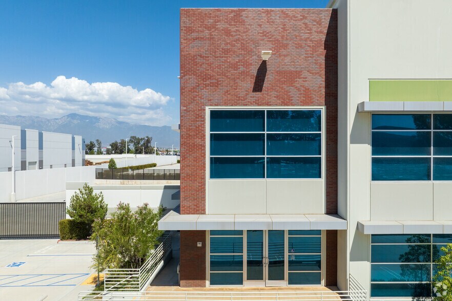 14518 Santa Ana Ave, Fontana, CA à louer - Photo de l’immeuble – Image 3 sur 4