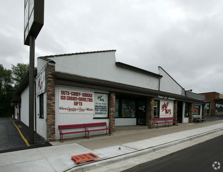 9617-9619, 9633-9635 W GREENFIELD AVE portefeuille de 2 biens à vendre sur LoopNet.fr - Photo de l’immeuble – Image 2 sur 6